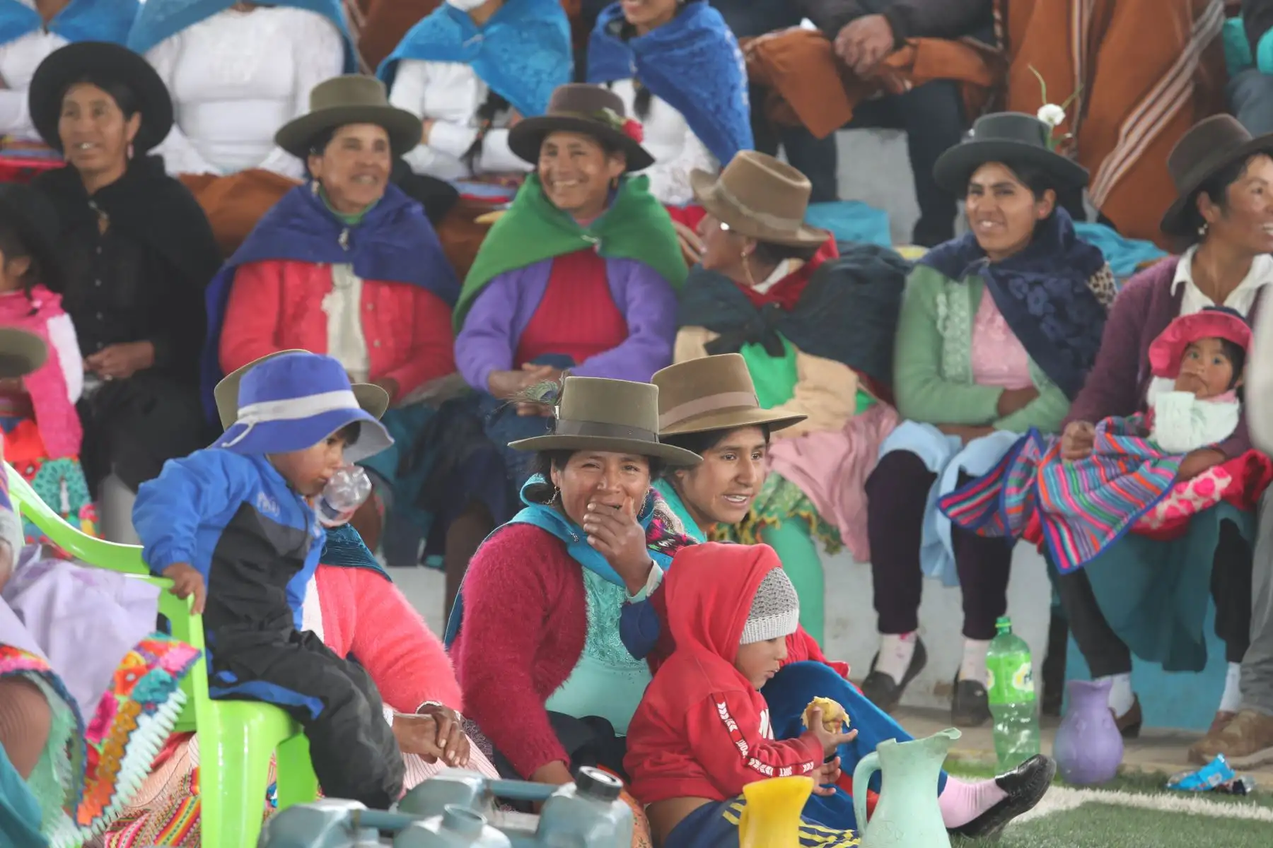 El Comité de Damas del Congreso, que preside Maricarmen Alva, inició hoy su campaña contra el friaje y las heladas denominada “Juntos contra el friaje”, entregando 500 frazadas para la población vulnerable de la región Huancavelica.
Foto: ANDINA/Congreso