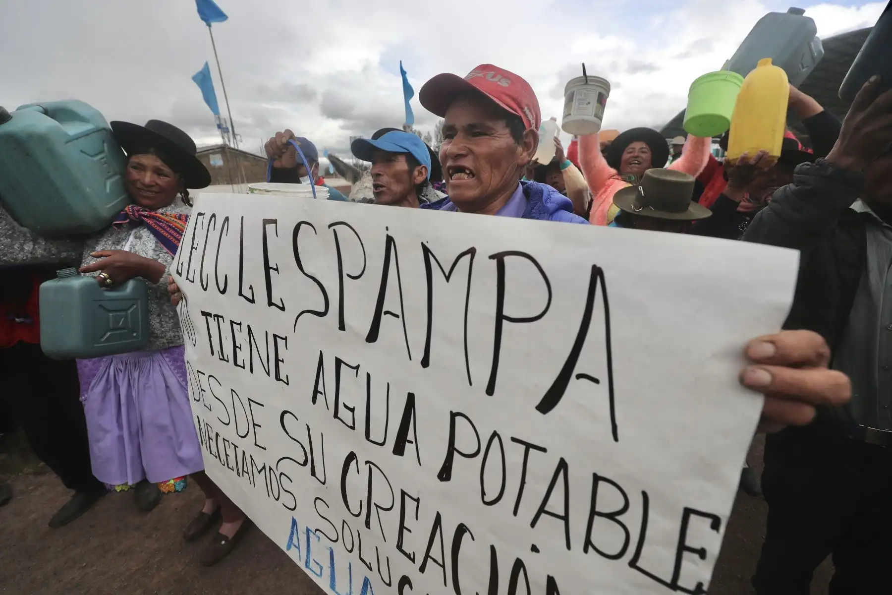 El Comité de Damas del Congreso, que preside Maricarmen Alva, inició hoy su campaña contra el friaje y las heladas denominada “Juntos contra el friaje”, entregando 500 frazadas para la población vulnerable de la región Huancavelica.
Foto: ANDINA/Congreso