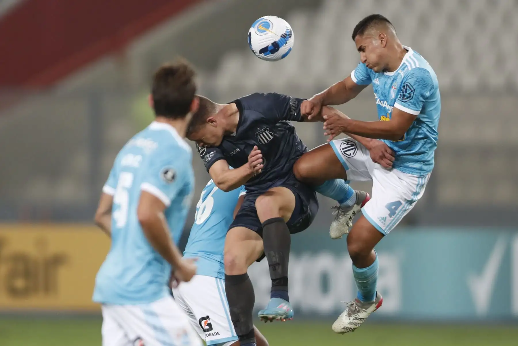 Gianfranco Chávez de Sporting disputa un balón con Federico Girotti de Talleres hoy, en un partido de la Copa Libertadores entre Sporting Cristal y Talleres en el estadio Nacional en Lima. 
Foto: EFE