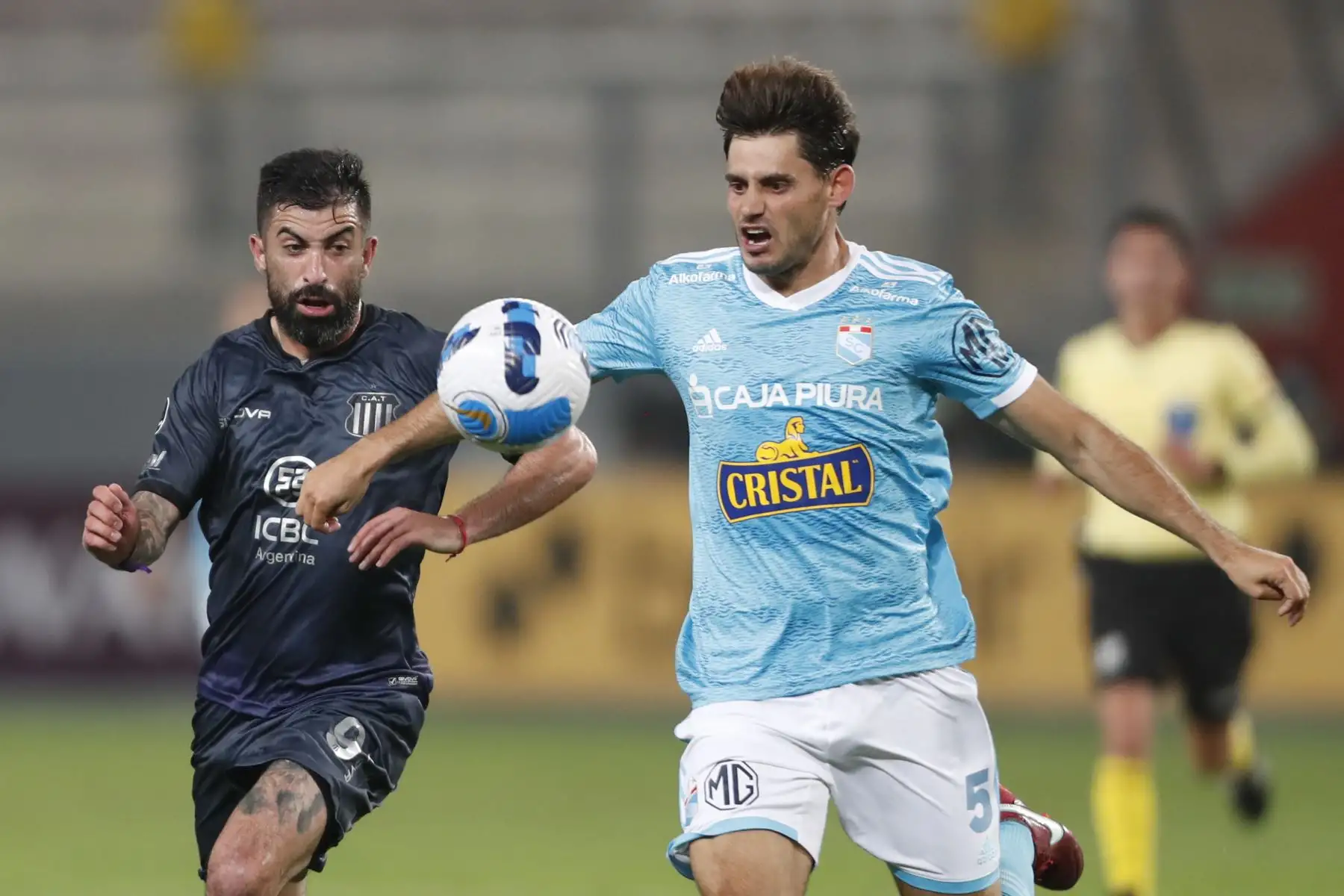 Omar Merlo de Sporting disputa un balón con Michael Santos de Talleres hoy, en un partido de la Copa Libertadores entre Sporting Cristal y Talleres en el estadio Nacional en Lima.
Foto: EFE