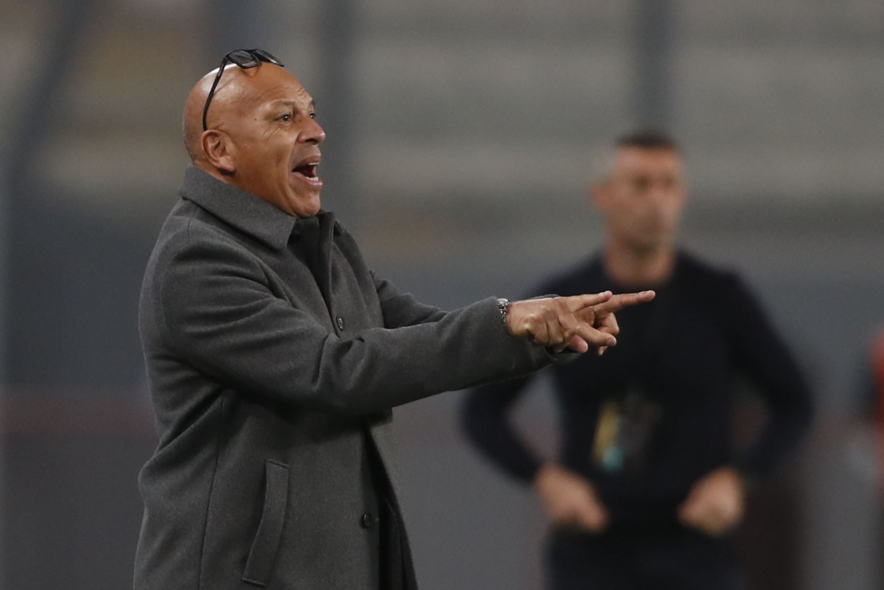 El entrenador de Sporting Roberto Mosquera dirige hoy, en un partido de la Copa Libertadores entre Sporting Cristal y Talleres en el estadio Nacional en Lima.
Foto: EFE