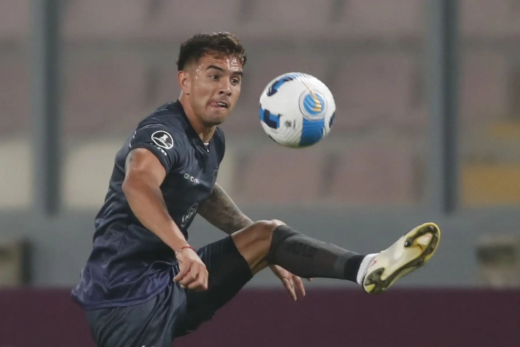 Enzo Hernán Díaz de Talleres controla el balón hoy, en un partido de la Copa Libertadores entre Sporting Cristal y Talleres en el estadio Nacional en Lima.
Foto: EFE