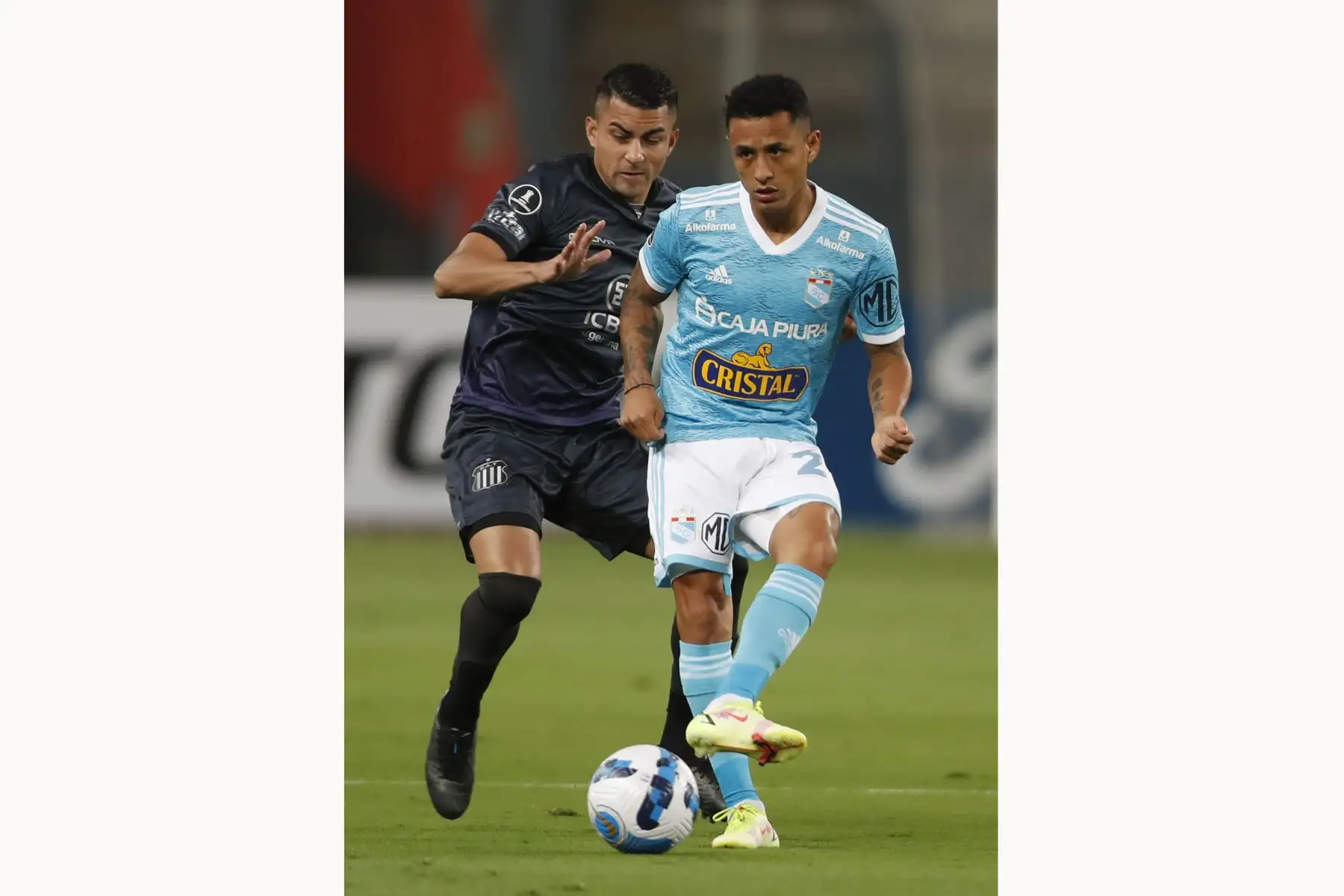 Yoshimar Otún de Sporting disputa un balón con Juan Méndez de Talleres hoy, en un partido de la Copa Libertadores entre Sporting Cristal y Talleres en el estadio Nacional en Lima.
Foto: EFE