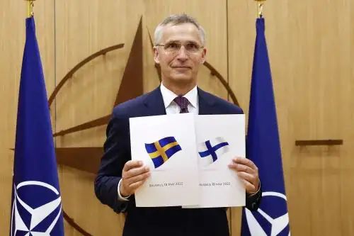 El Secretario General de la OTAN, Jens Stoltenberg, posa con los documentos de solicitud presentados por el Embajador de Finlandia ante la OTAN, Klaus Korhonen, y el Embajador de Suecia ante la OTAN, Axel Wernhoff. Foto: AFP
