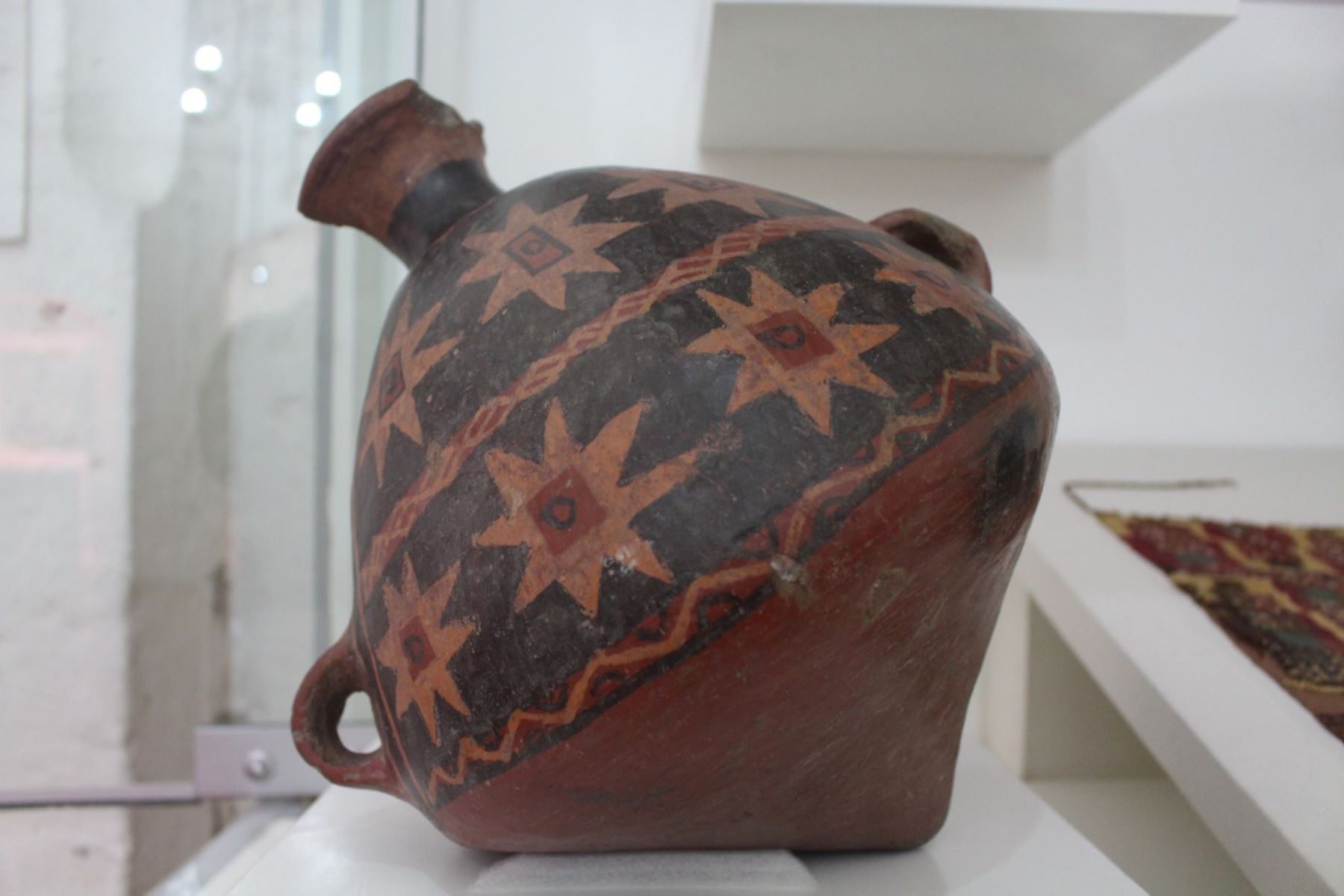 El Museo Arqueológico José María Morante Maldonado alberga 177 piezas, entre momias, cerámicas, textiles y restos líticos. Foto: ANDINA/Difusión