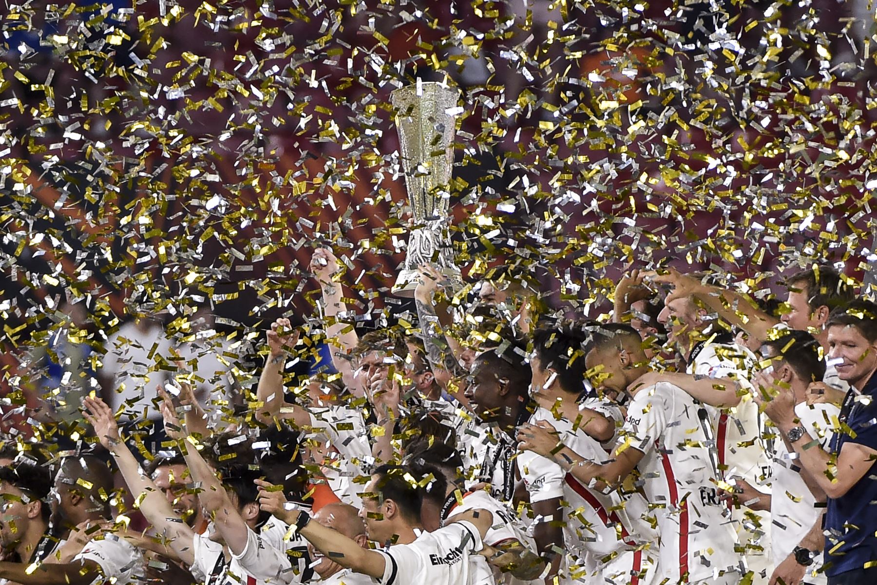 Los jugadores del Eintracht Frankfurt levantan el trofeo  después de ganar el partido final de la UEFA Europa. Foto: AFP