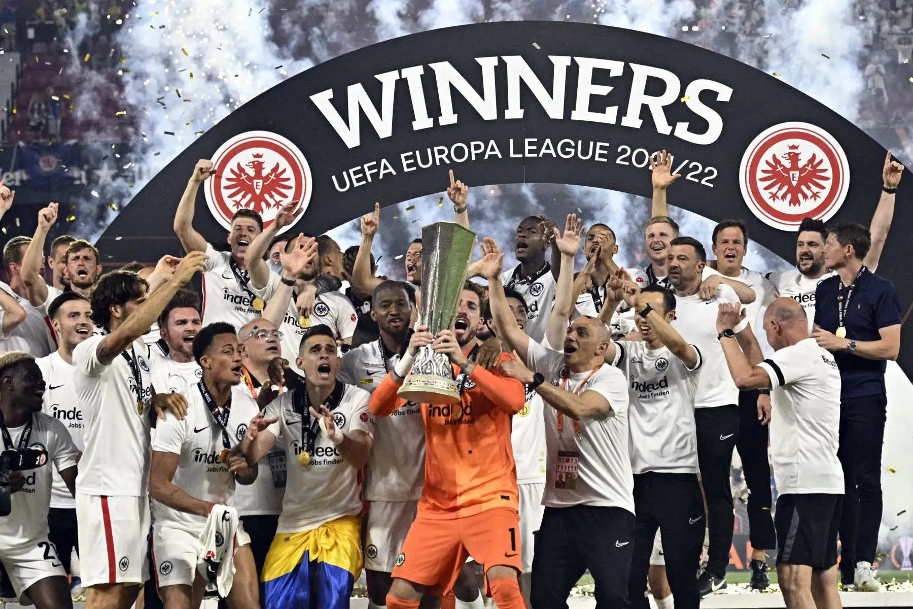 Los jugadores del Eintracht Frankfurt celebran con el trofeo en el podio tras ganar en penales al Rangers, en la final de la UEFA Europa League. Foto: AFP