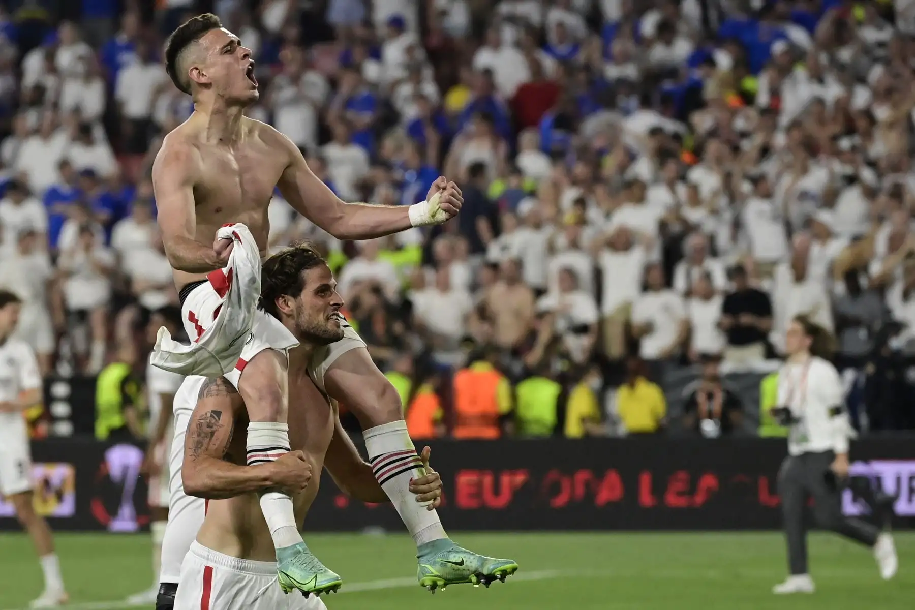 El delantero colombiano de Frankfurt, Rafael Borre, y el delantero portugués, Goncalo Paciencia, celebran después de ganar el partido final de la UEFA Europa League. Foto: AFP