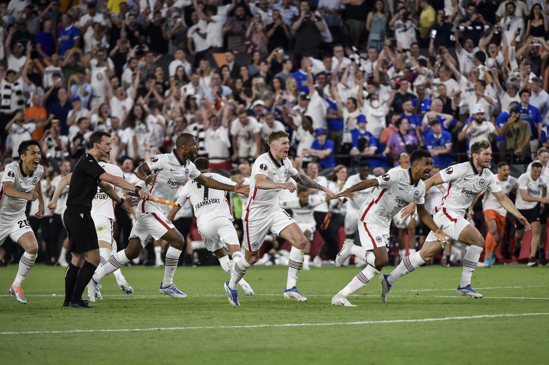 Los jugadores del Eintracht Frankfurt celebran después de ganar por penales la final de la UEFA Europa League. Foto: AFP