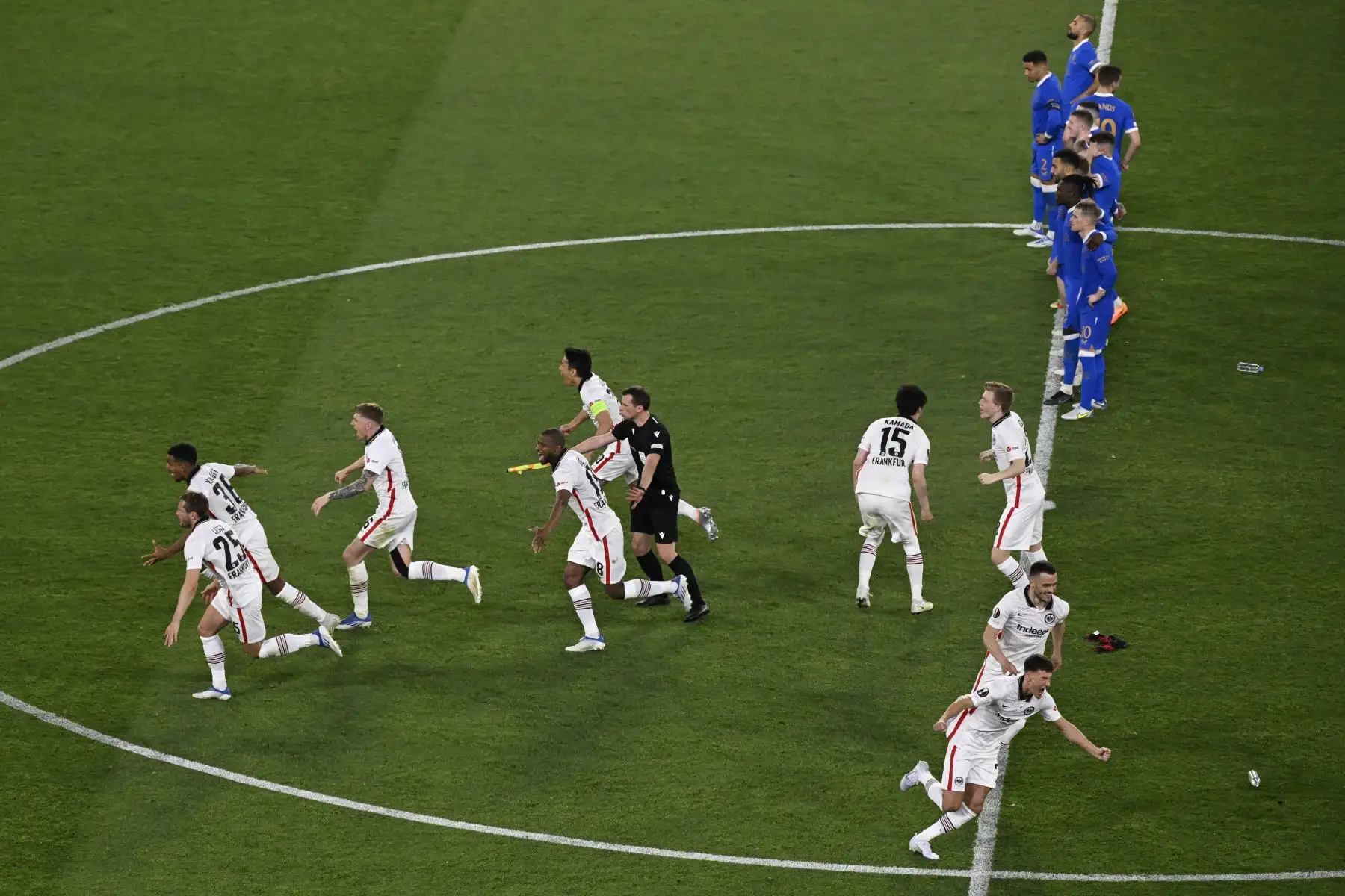 Los jugadores del Eintracht Frankfurt celebran después de ganar por penales la final de la UEFA Europa League. Foto: AFP