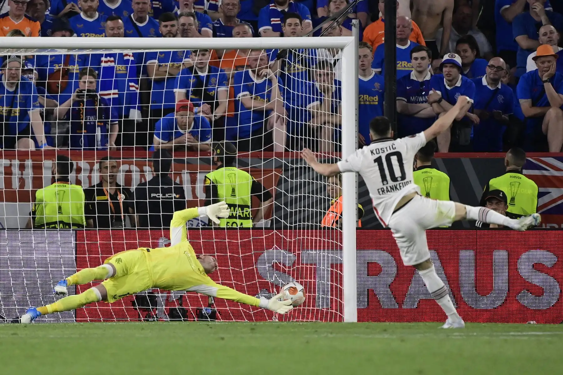 El centrocampista serbio de Frankfurt, Filip Kostic, anota durante la tanda de penaltis en el partido final de la UEFA Europa League. Foto: AFP