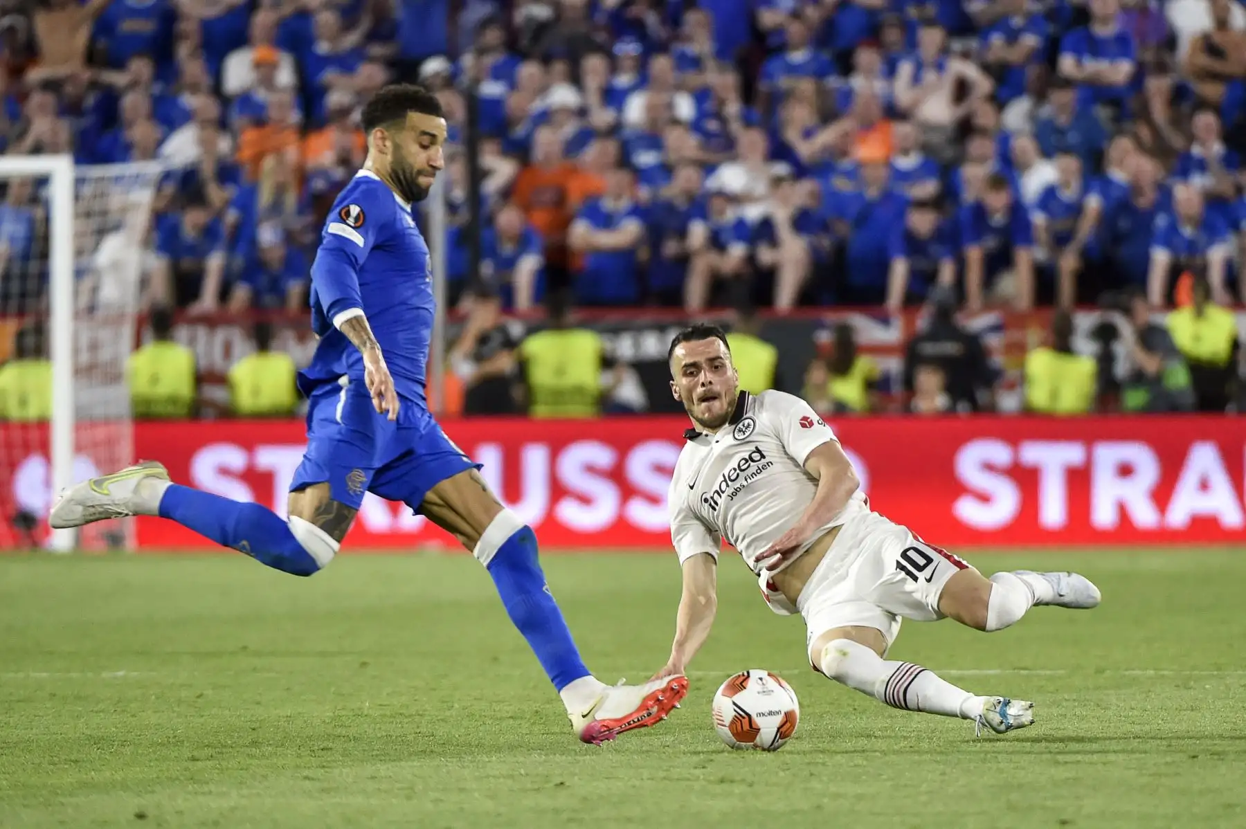 El defensa inglés de los Rangers, Connor Goldson, es abordado por el centrocampista serbio de Frankfurt, Filip Kostic, durante el partido final de la UEFA Europa League. Foto: AFP