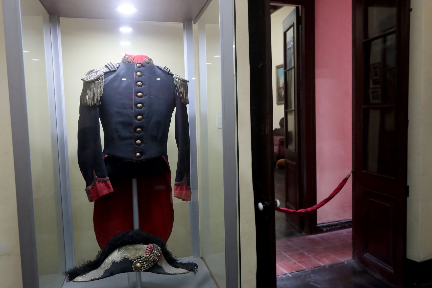 El uniforme de gala que perteneció a nuestro Coronel Francisco Bolognesi donado por su bisniesta. Foto: Mindef