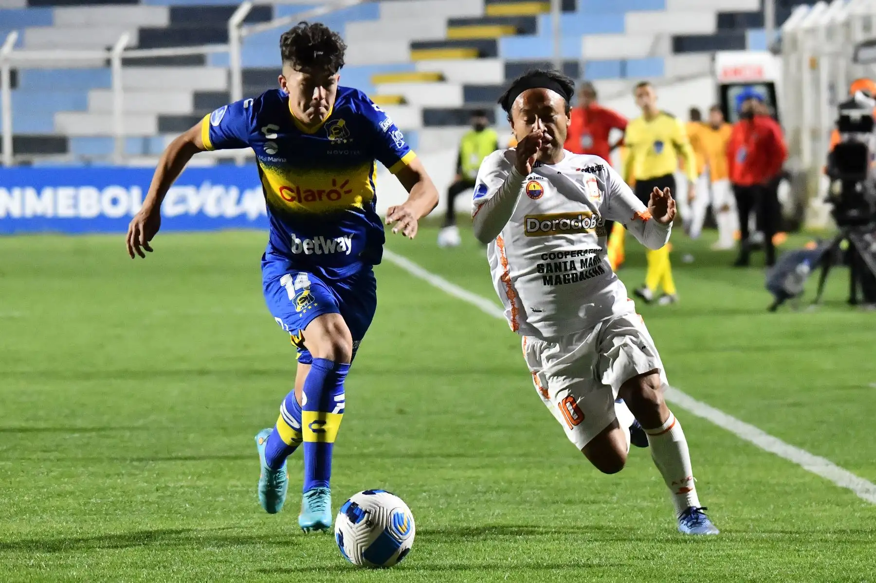 Cristopher Medina del Everton de Chile y Robert Ardiles de Ayacucho FC compiten por el balón durante su partido de la fase de grupos de la Copa Sudamericana, en Cusco. Foto: AFP
