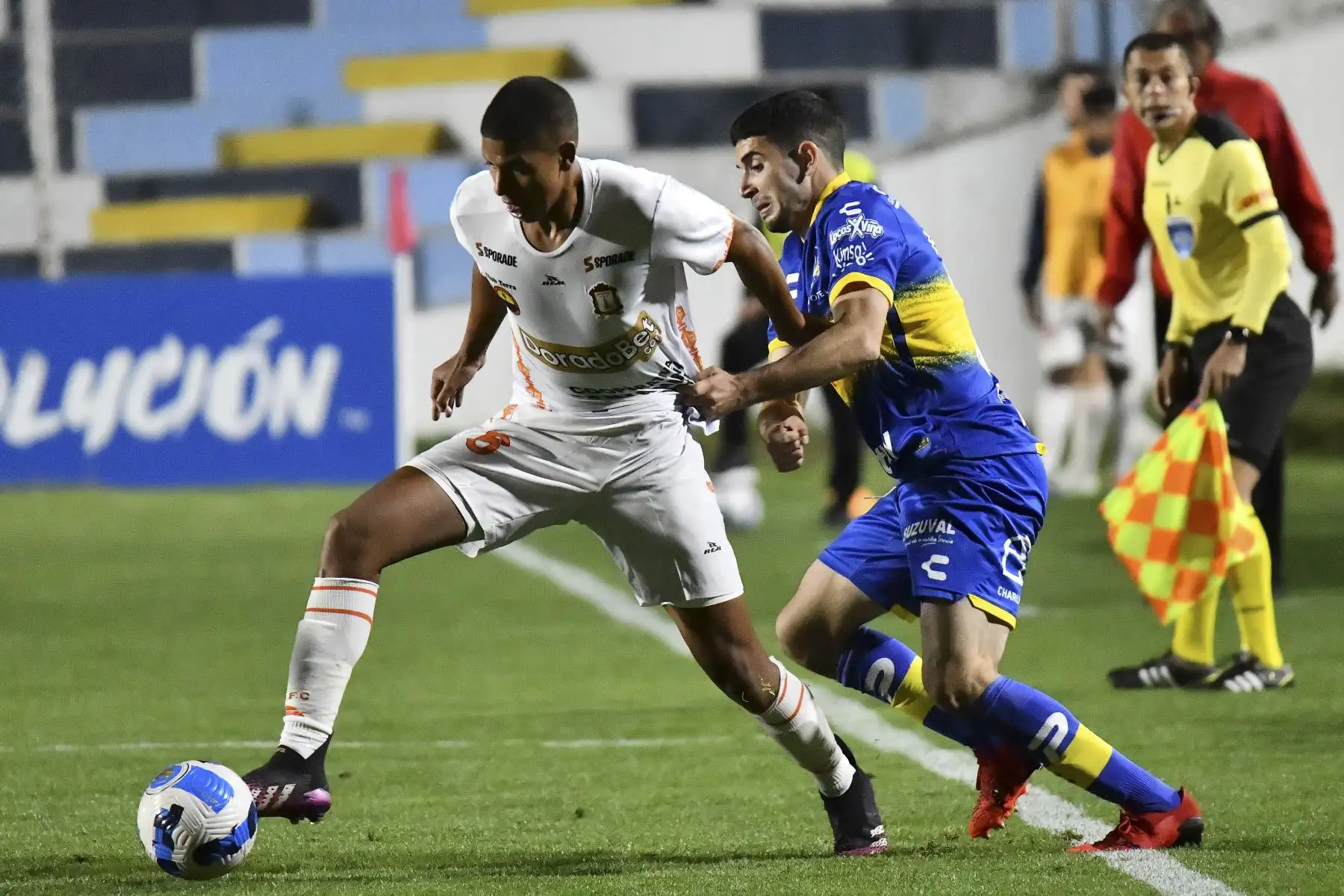 José Guidino de Ayacucho FC compite por el balón con Fernando de Paul del Everton de Chile durante partido de la fase de grupos de la Copa Sudamericana. Foto: AFP