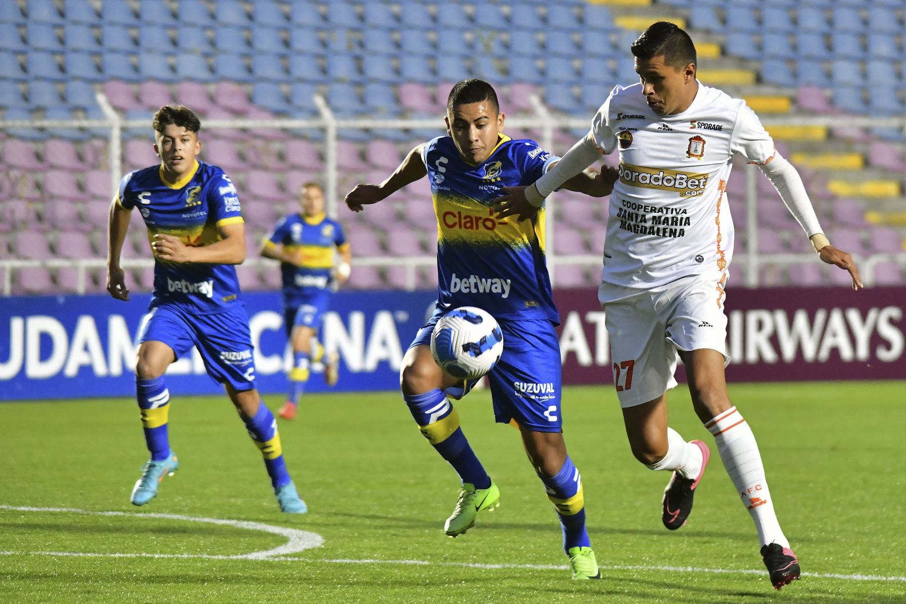 John Salas del Everton de Chile y Othoniel Arce de Ayacucho FC compiten por el balón durante partido de la fase de grupos de la Copa Sudamericana, en Cusco. Foto: AFP
