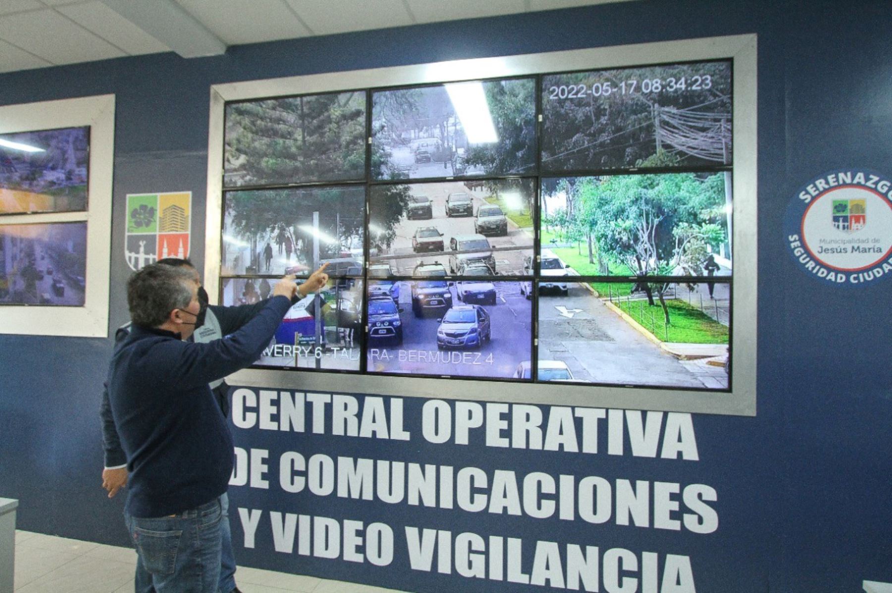 El alcalde de Jesús María, Jorge Quintana, supervisa el funcionamiento del sistema de videovigilancia en su distrito. Foto: ANDINA/Difusión