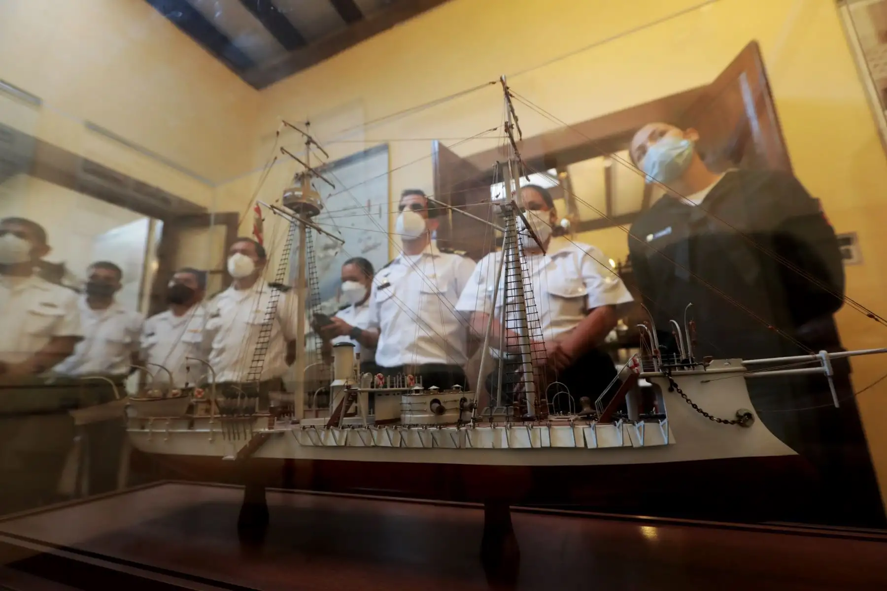 La embarcación Monitor Huáscar a escala se puede apreciar durante el recorrido al Museo Naval casa Grau. Foto: Mindef