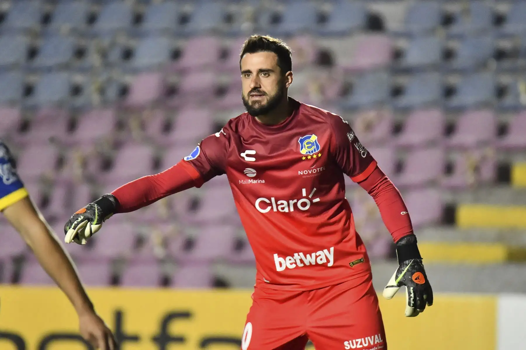 El portero del Everton de Chile, Fernando de Paul, gesticula durante el partido de la fase de grupos de la Copa Sudamericana, en Cusco. Foto: AFP