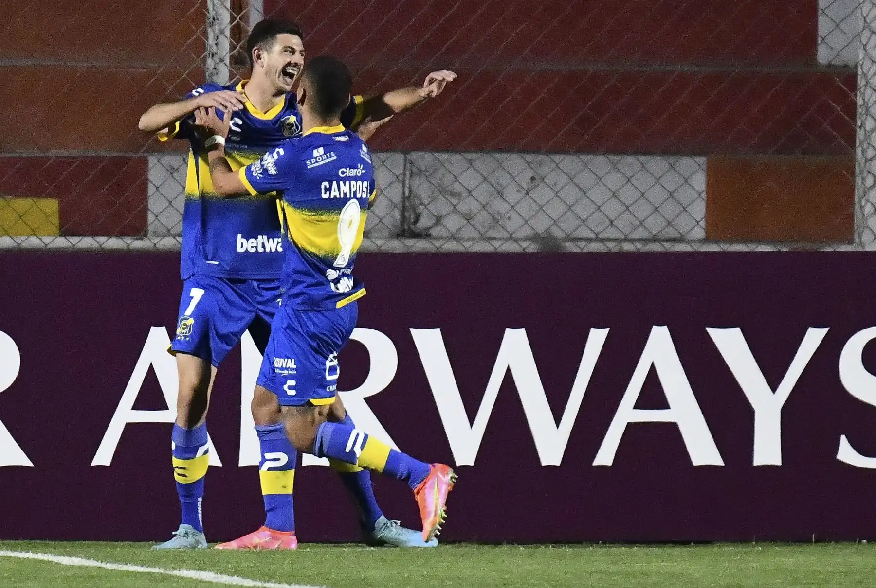 El argentino Lucas Di Yoriodel del Everton de Chile celebra después de anotar contra el Ayacucho FC durante su partido de la fase de grupos de la Copa Sudamericana, en Cusco. Foto: AFP