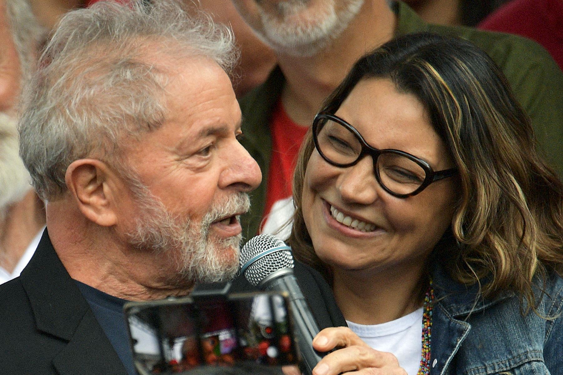 "Estoy enamorado como si tuviera 20 años, como si fuera mi primera novia. Voy a casarme de la forma más tranquila posible y hacer una campaña feliz", mencionó Lula da Silva. Foto: AFP