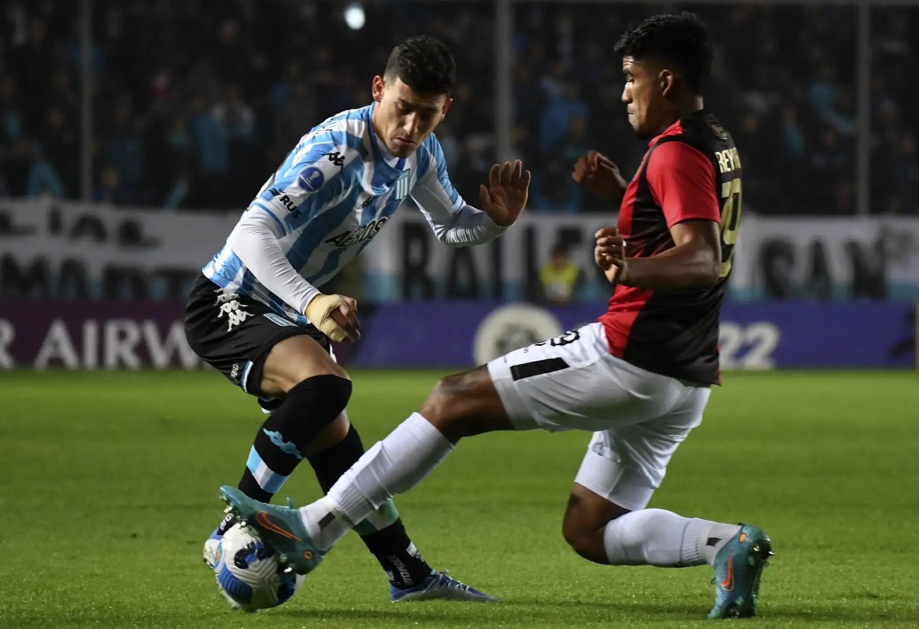 Tomas Chancalay del Racing de Argentina y Paolo Reyna del Melgar FC compiten por el balón durante partido de la fase de grupos de la Copa Sudamericana, en el estadio Presidente Juan Domingo Perón, en Avellaneda. Foto: AFP