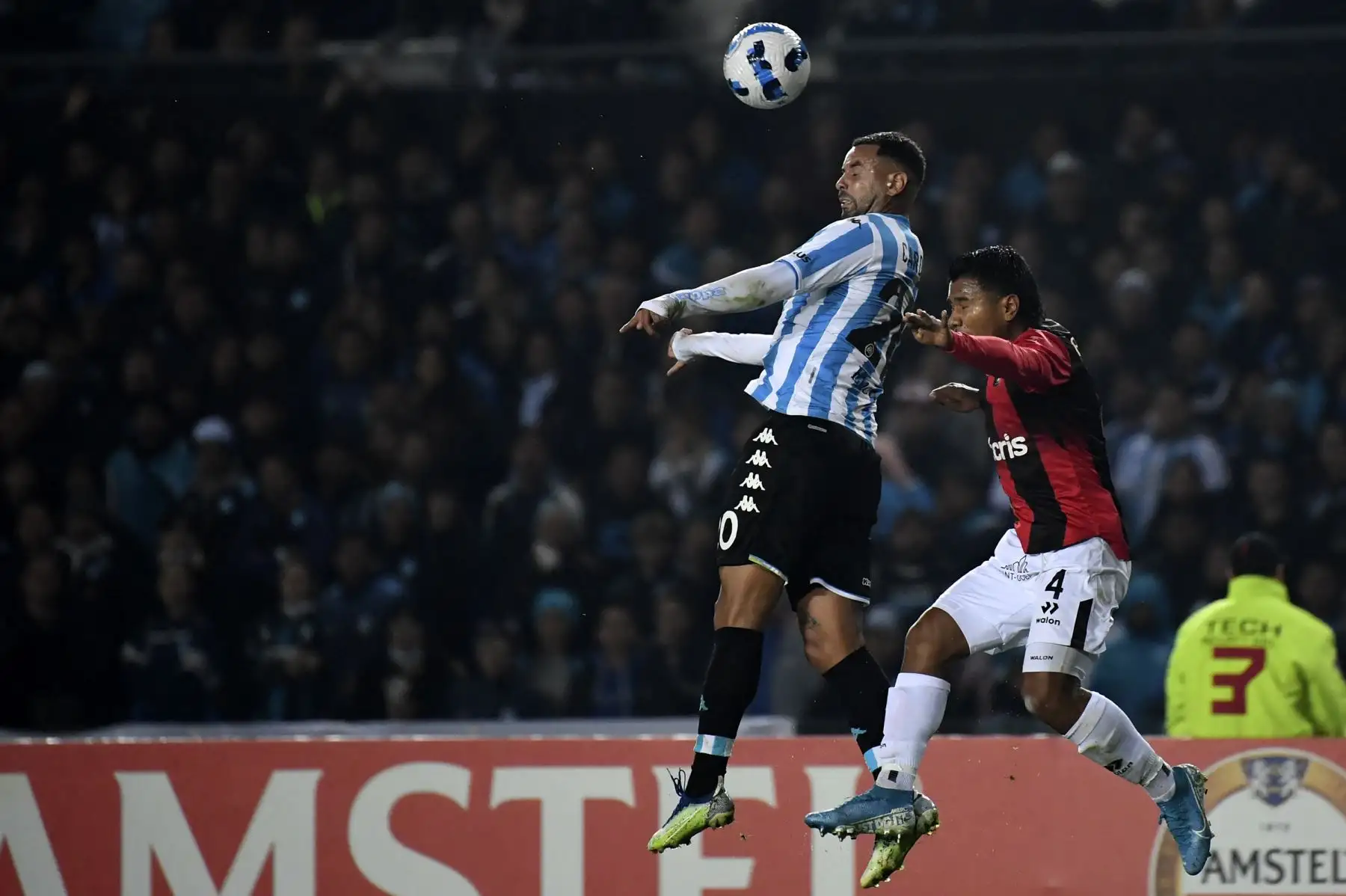 Edwin Cardona del Racing de Argentina y Alejandro Ramos del Melgar FC compiten por el balón durante partido de la fase de grupos de la Copa Sudamericana, en el estadio Presidente Juan Domingo Perón, en Avellaneda. Foto: AFP