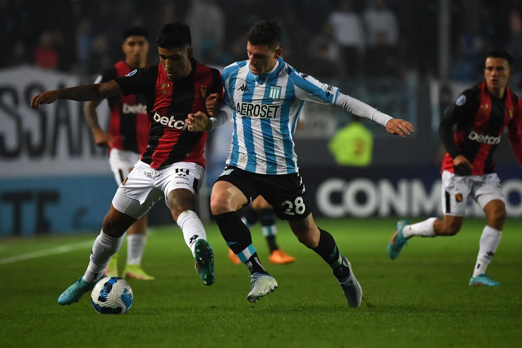 Paolo Reyna del Melgar Fc y Tomás Chancalay del Racing de Argentina compiten por el balón durante su partido de la fase de grupos de la Copa Sudamericana, en el estadio Presidente Juan Domingo Perón, en Avellaneda. Foto: AFP