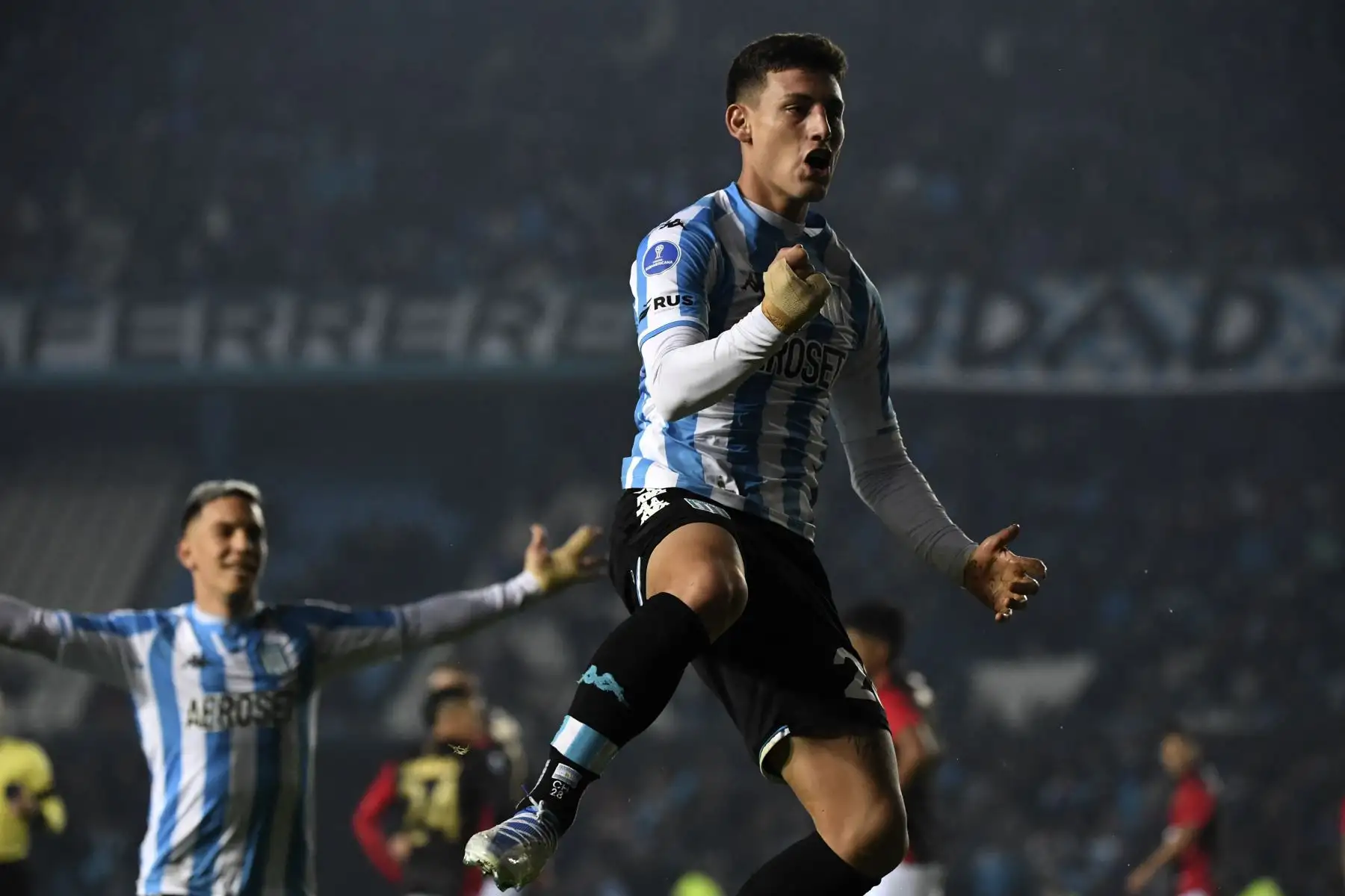 Racing Tomas Chancalay del Racing de Argentina celebra después de anotar contra Melgar FC durante el partido de la fase de grupos de la Copa Sudamericana, en el estadio Presidente Juan Domingo Perón, en Avellaneda. Foto: AFP
