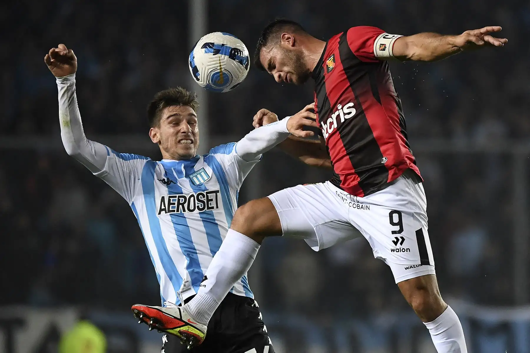 Facundo Mura del Racing Argentina y Bernardo Cuesta del Melgar FC compiten por el balón durante partido de la fase de grupos de la Copa Sudamericana, en el estadio Presidente Juan Domingo Perón, en Avellaneda. Foto: AFP