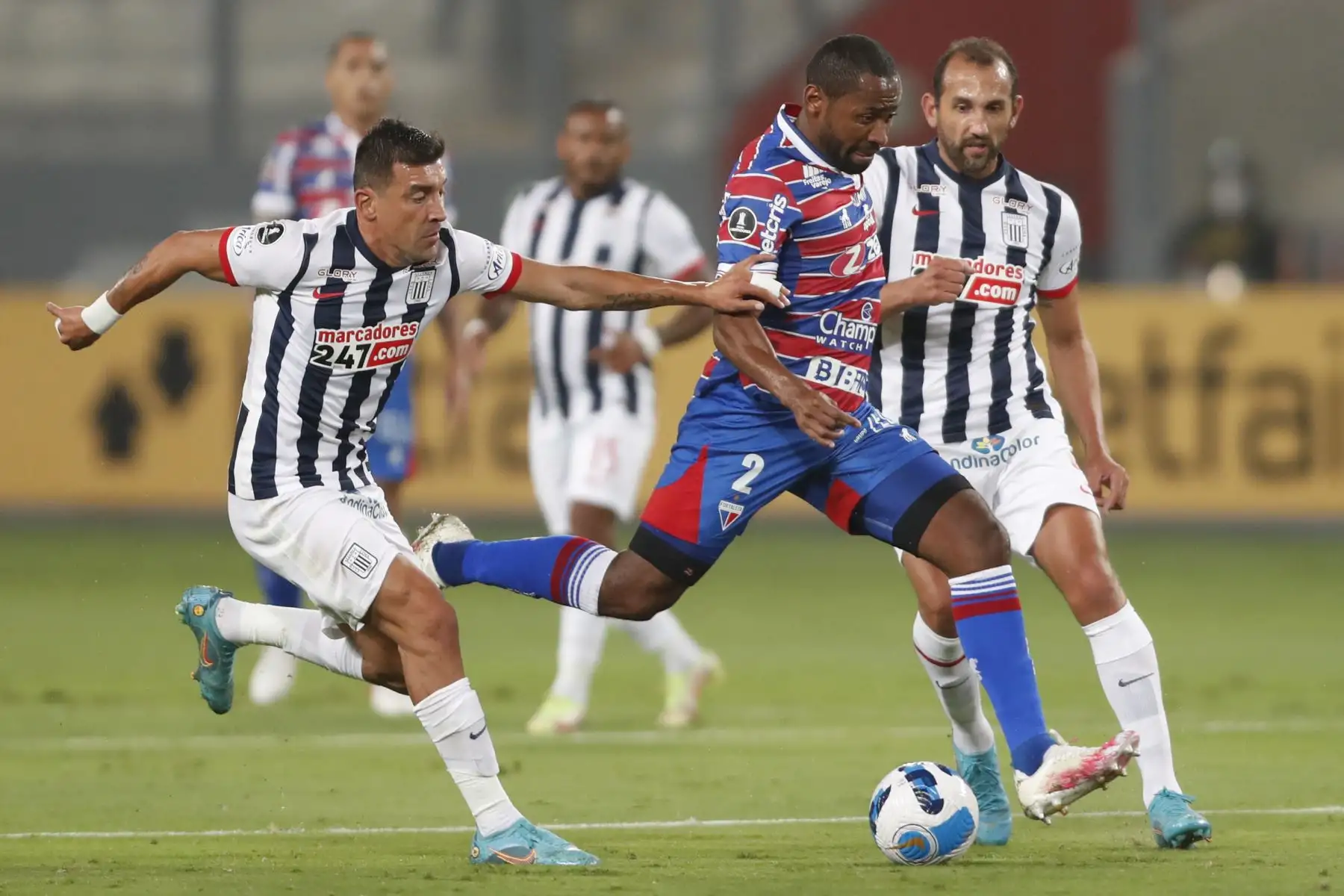 Edgar Benítez de Alianza disputa un balón con Guilherme da Silva de Fortaleza durante partido de la Copa Libertadores, en el Estadio Nacional. Foto: EFE