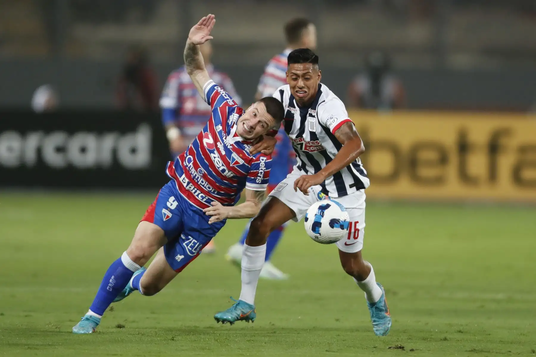 Fabio Rojas de Alianza Lima disputa un balón con Renato Kayzer de Fortaleza durante partido de la Copa Libertadores, en el Estadio Nacional de Lima. Foto: EFE
