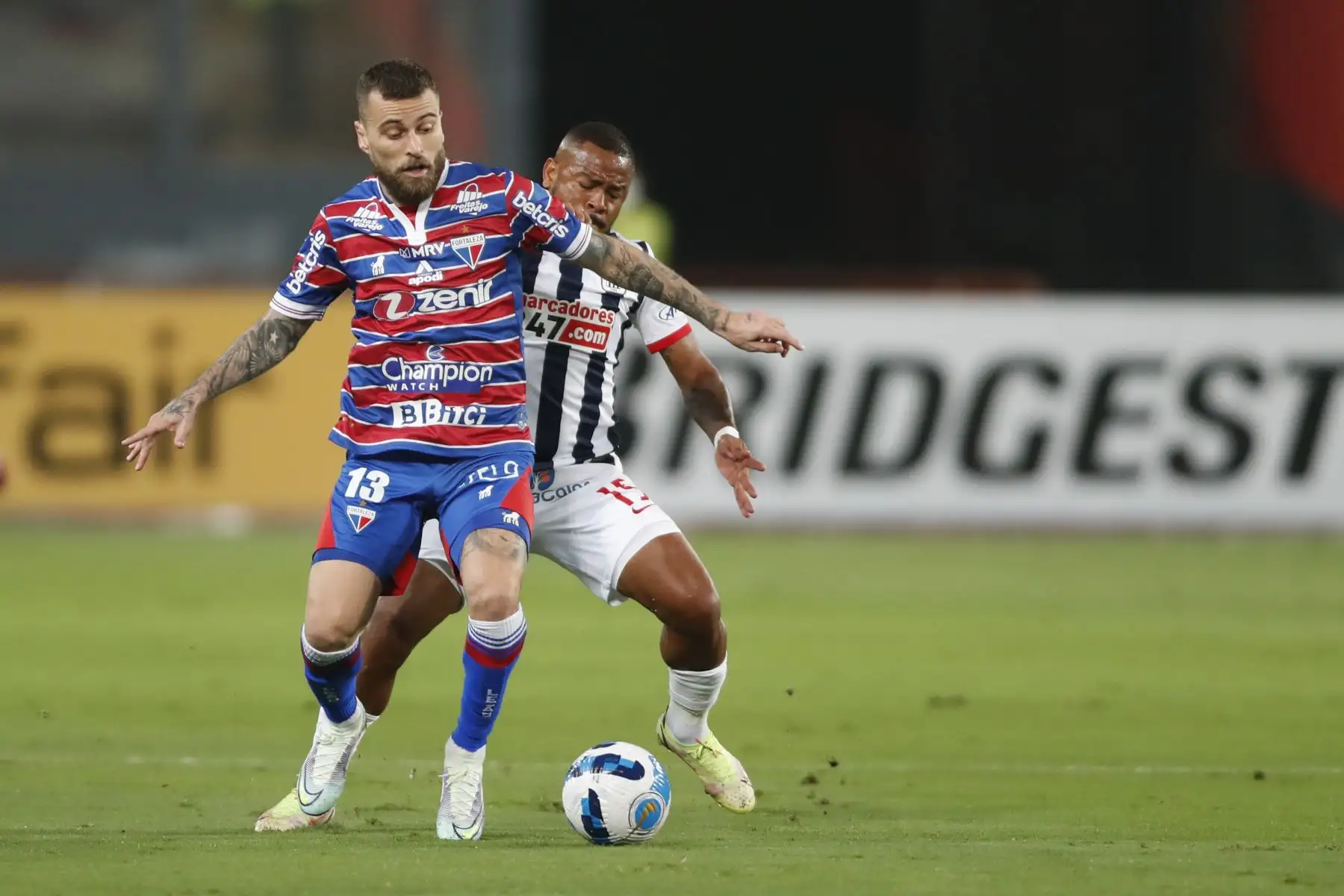 Wilmer Aguirre de Alianza disputa un balón con Lucas Araujo de Fortaleza durante partido de la Copa Libertadores, en el Estadio Nacional. Foto: EFE
