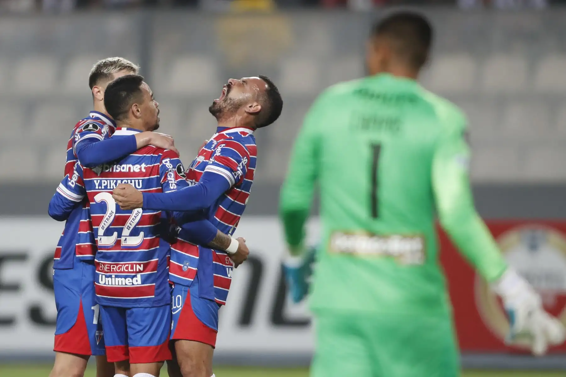 Moisés Veiga de Fortaleza celebra tras anotar un gol ante Alianza Lima durante partido de la Copa Libertadores, en el Estadio Nacional de Lima. Foto: EFE