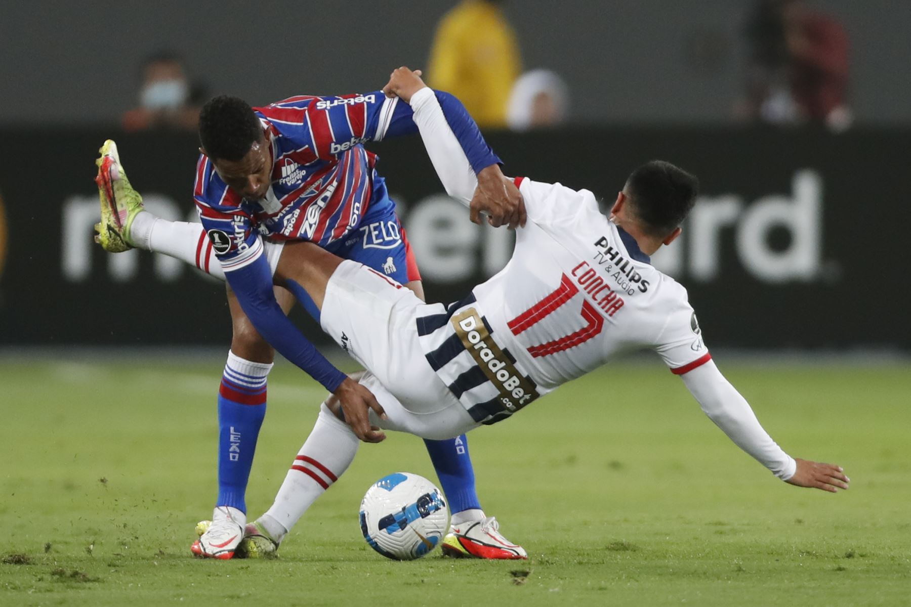 Jairo Concha de Alianza disputa un balón con Marcelo Benevenuto de Fortaleza durante partido de la Copa Libertadores, en el Estadio Nacional de Lima. Foto: EFE
