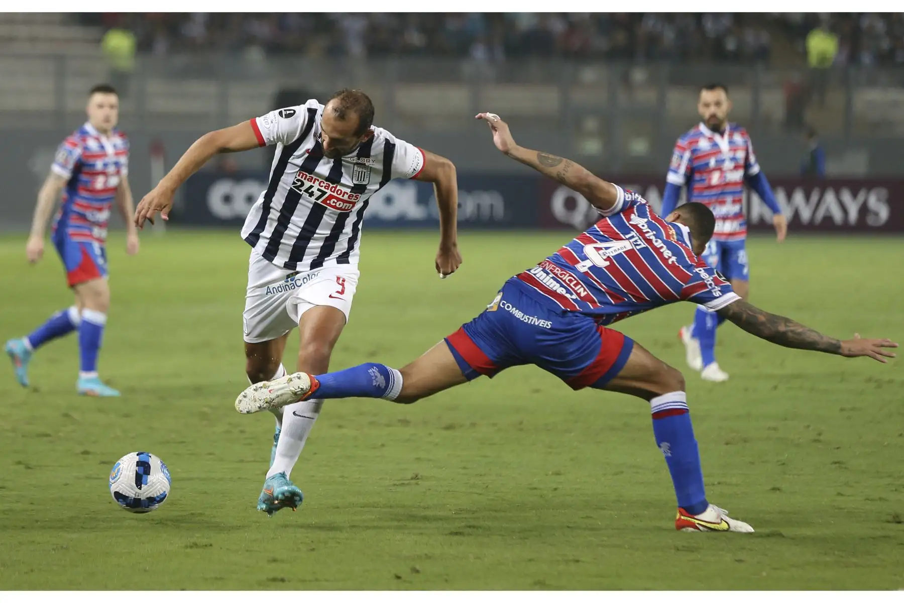 El argentino Hernán Barcos de Alianza Lima y Cristian Chagas Tarouco de Fortaleza compiten por el balón durante su partido de la fase de grupos de la Copa Libertadores. Foto: AFP
