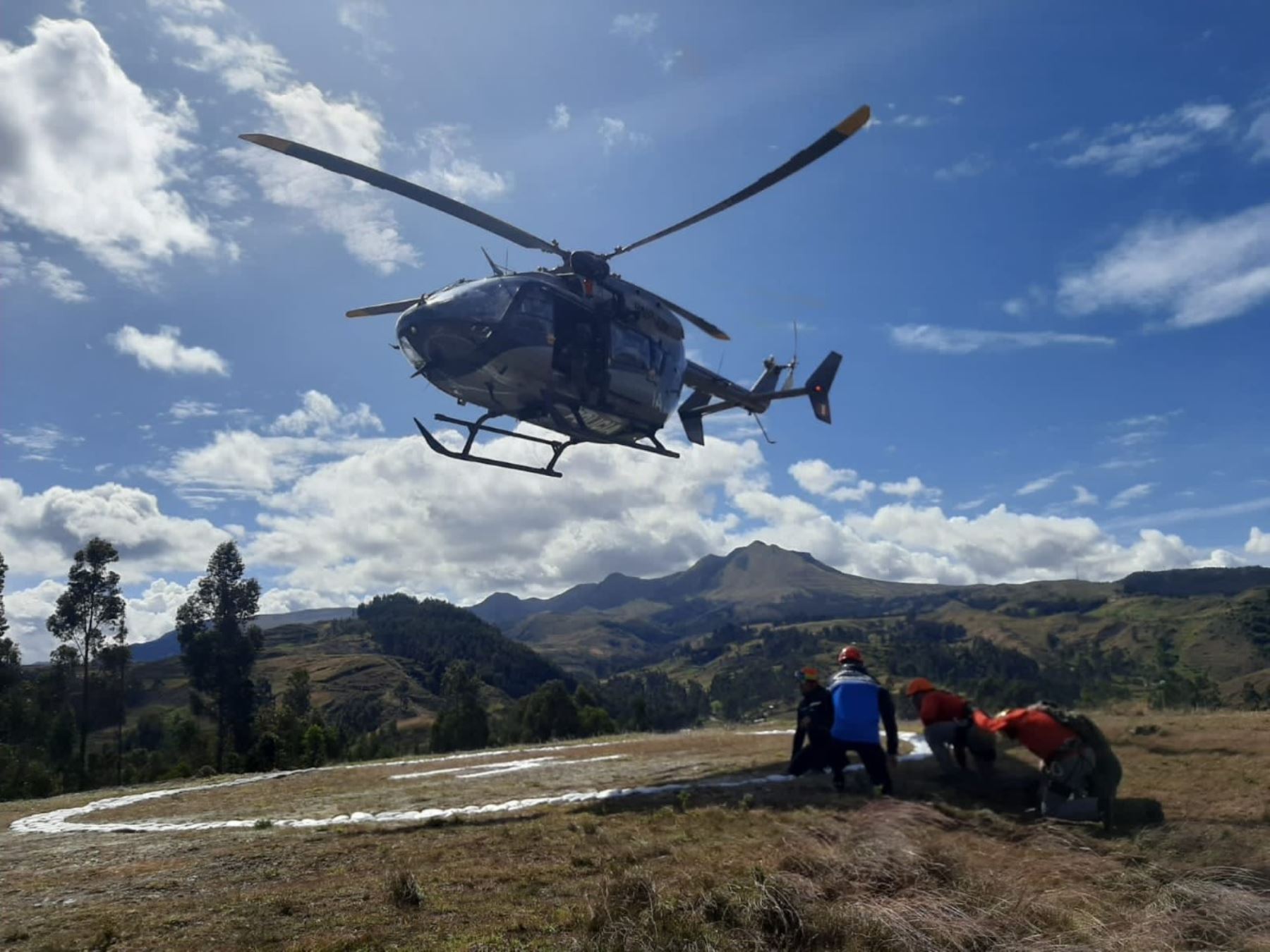 Expertos franceses capacitan a miembros de la Policía de Alta Montaña de Cusco en rescate de personas en zonas agrestes.