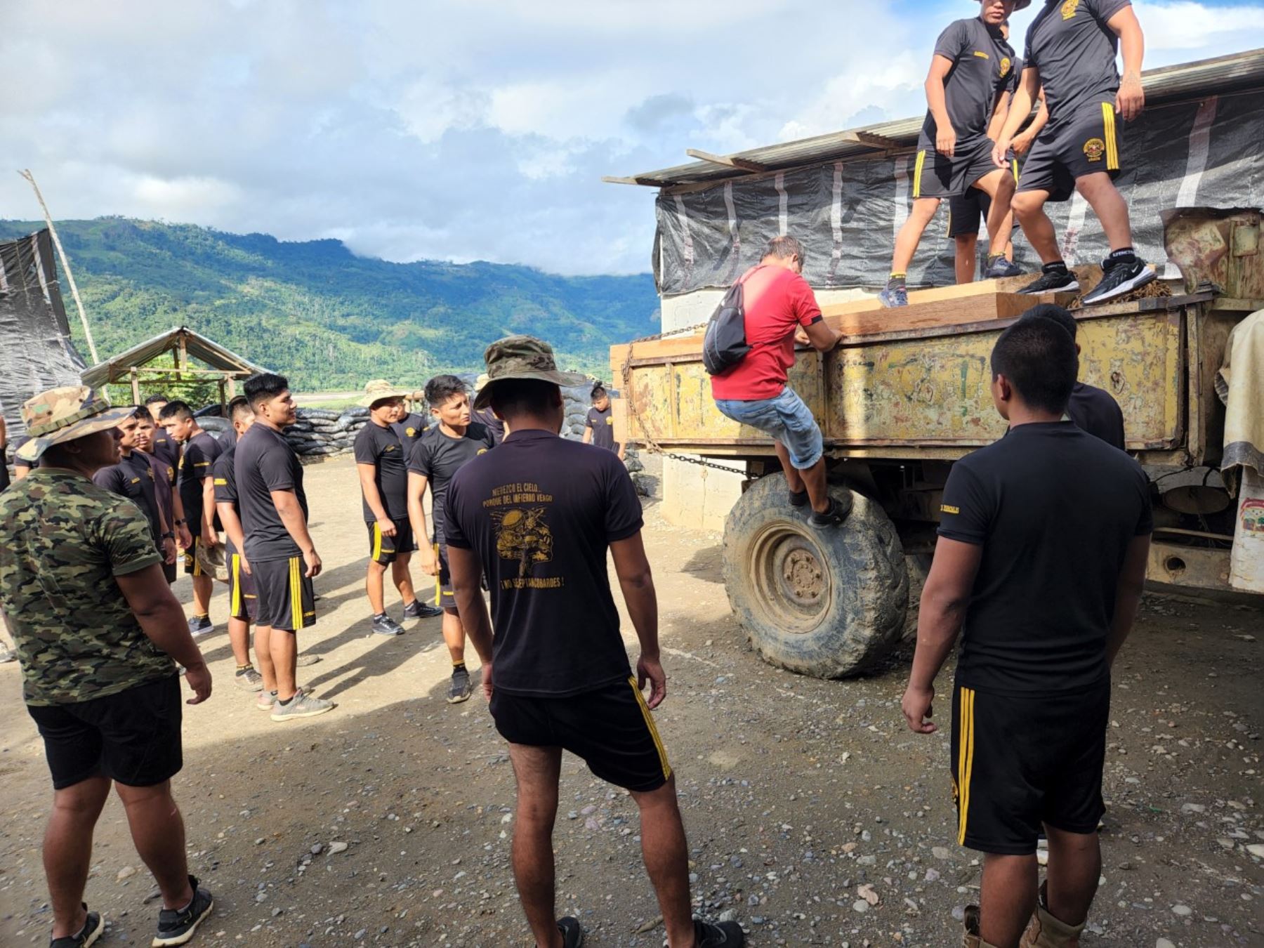 Personal del Serfor y miembros del Ejército del Perú intervinieron un vehículo en el Vraem que transportaba 1,400 pies tablares de madera aserrada. Foto: ANDINA/difusión.
