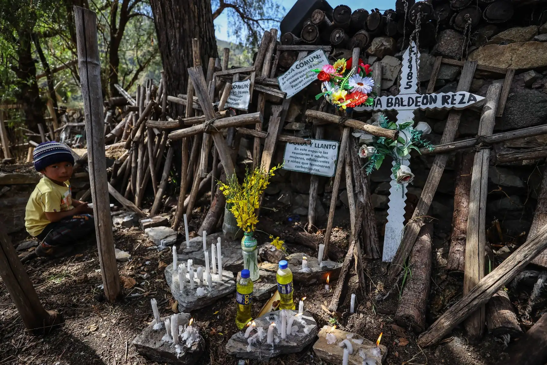 Autoridades locales y familiares llegaron al poblado de Lloqllapampa, en Accomarca, para rendir homenaje a las víctimas de la masacre perpetrada por una patrulla del Ejército, en 1985. Foto: ANDINA/Andrés Valle