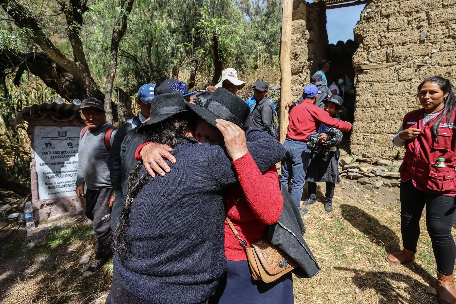 Autoridades locales y familiares llegaron al poblado de Lloqllapampa, en Accomarca, para rendir homenaje a las víctimas de la masacre perpetrada por una patrulla del Ejército, en 1985. Foto: ANDINA/Andrés Valle