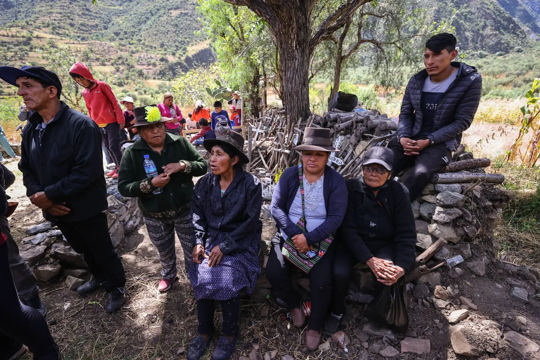 Autoridades locales y familiares llegaron al poblado de Lloqllapampa, en Accomarca, para rendir homenaje a las víctimas de la masacre perpetrada por una patrulla del Ejército, en 1985. Foto: ANDINA/Andrés Valle