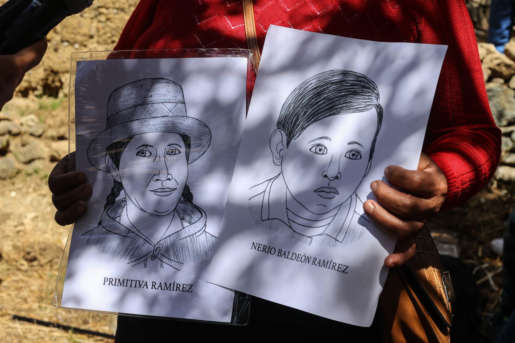 Autoridades locales y familiares llegaron al poblado de Lloqllapampa, en Accomarca, para rendir homenaje a las víctimas de la masacre perpetrada por una patrulla del Ejército, en 1985. Foto: ANDINA/Andrés Valle