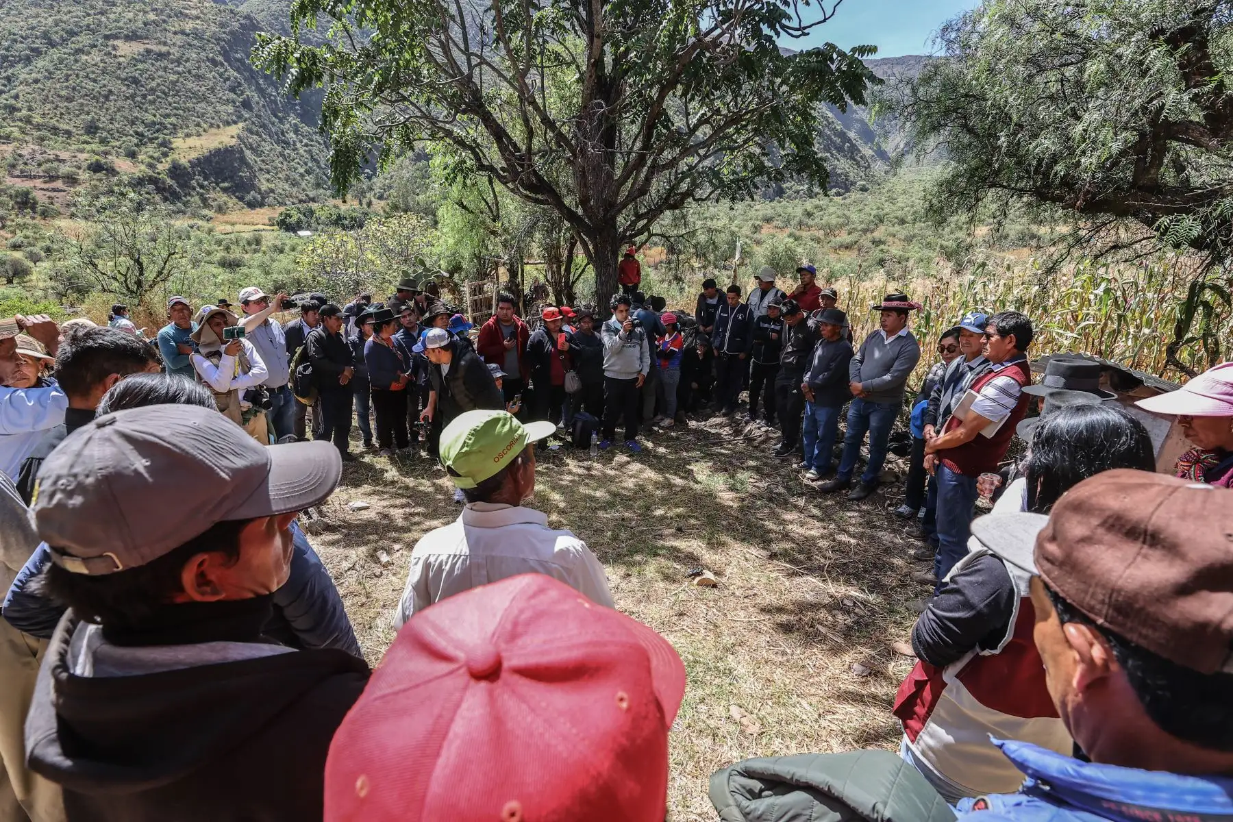 Autoridades locales y familiares llegaron al poblado de Lloqllapampa, en Accomarca, para rendir homenaje a las víctimas de la masacre perpetrada por una patrulla del Ejército, en 1985. Foto: ANDINA/Andrés Valle