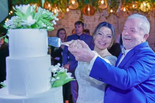 Fotografía cedida por el equipo de prensa del expresidente brasileño Luiz Inácio Lula da Silva, en la que se le ve junto a la socióloga Rosângela Silva durante su matrimonio, en un salón de fiestas en Sao Paulo (Brasil). Foto: EFE