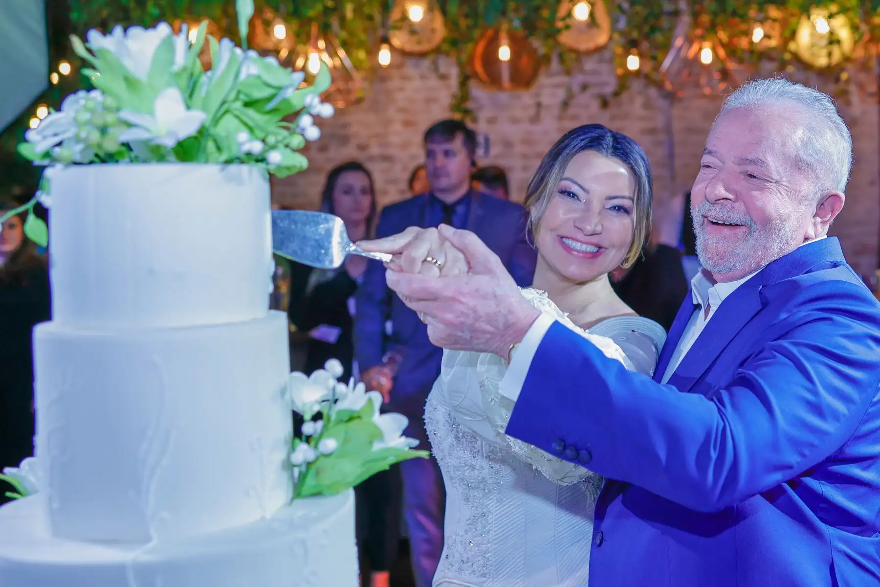 Fotografía cedida por el equipo de prensa del expresidente brasileño Luiz Inácio Lula da Silva, en la que se le ve junto a la socióloga Rosângela Silva durante su matrimonio, en un salón de fiestas en Sao Paulo (Brasil). Foto: EFE