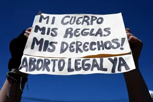 Jacqueline tenía 23 años cuando tuvo un parto extrahospitalario "sin asistencia o apoyo". Foto: AFP
