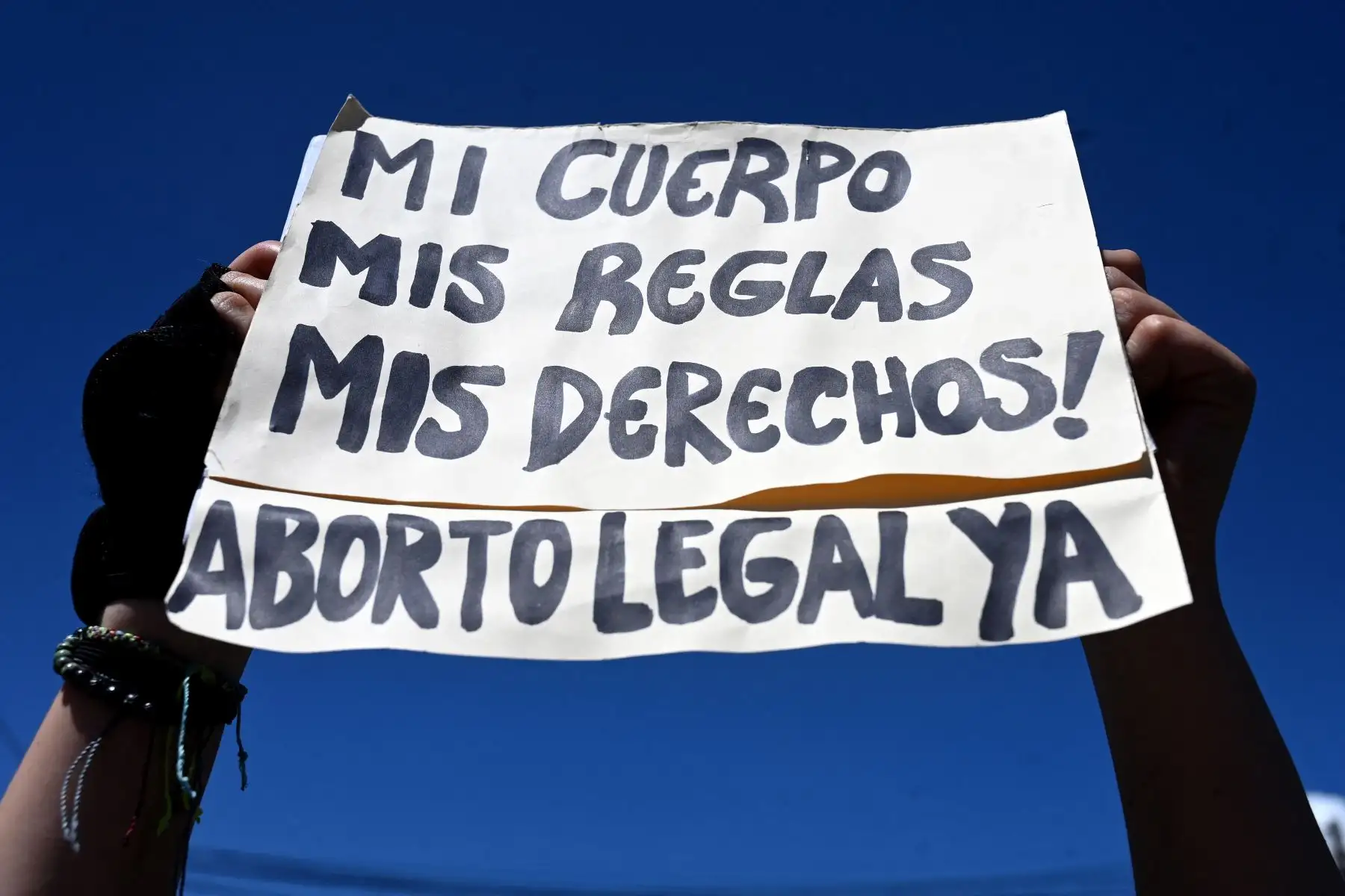 Jacqueline tenía 23 años cuando tuvo un parto extrahospitalario "sin asistencia o apoyo". Foto: AFP