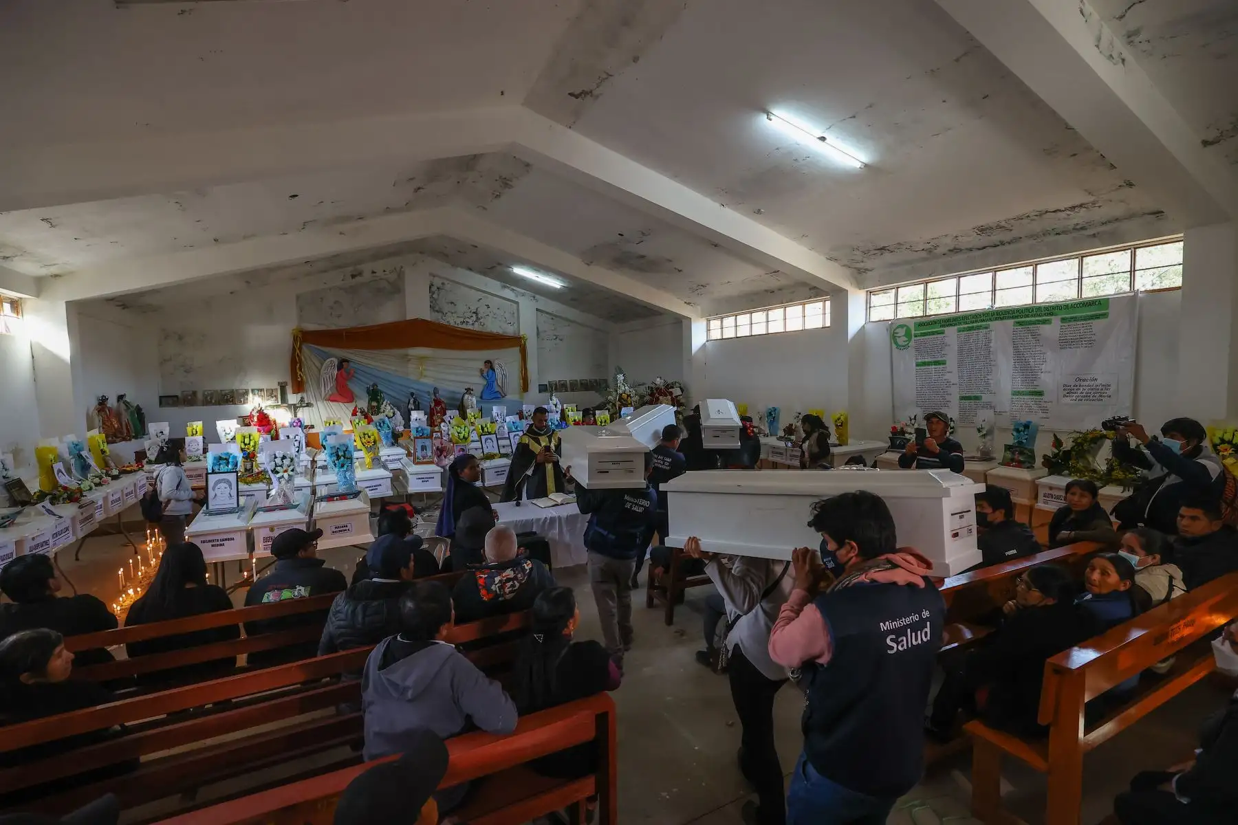 Familiares de las víctimas de la matanza de Accomarca, participaron del armado de ataúdes a cargo del Ministerio Público. Los restos y prendas fueron entregados a los deudos para luego acompañarlos a la iglesia de la comunidad donde se desarrolla el velorio como parte las actividades de restitución. Foto: ANDINA/Andrés Valle