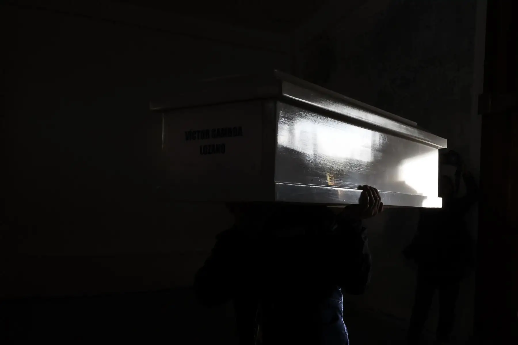 Familiares de las víctimas de la matanza de Accomarca, participaron del armado de ataúdes a cargo del Ministerio Público. Los restos y prendas fueron entregados a los deudos para luego acompañarlos a la iglesia de la comunidad donde se desarrolla el velorio como parte las actividades de restitución. Foto: ANDINA/Andrés Valle