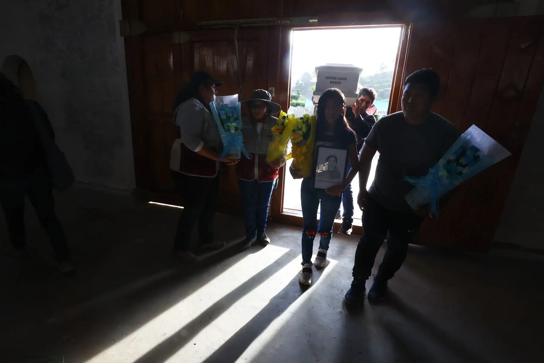 Familiares de las víctimas de la matanza de Accomarca, participaron del armado de ataúdes a cargo del Ministerio Público. Los restos y prendas fueron entregados a los deudos para luego acompañarlos a la iglesia de la comunidad donde se desarrolla el velorio como parte las actividades de restitución. Foto: ANDINA/Andrés Valle